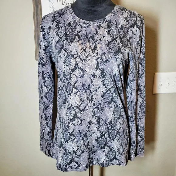 Kate Hill Medium Women's Gray and Black Metallic Snakeskin Print Top NWOT - Picture 1 of 16